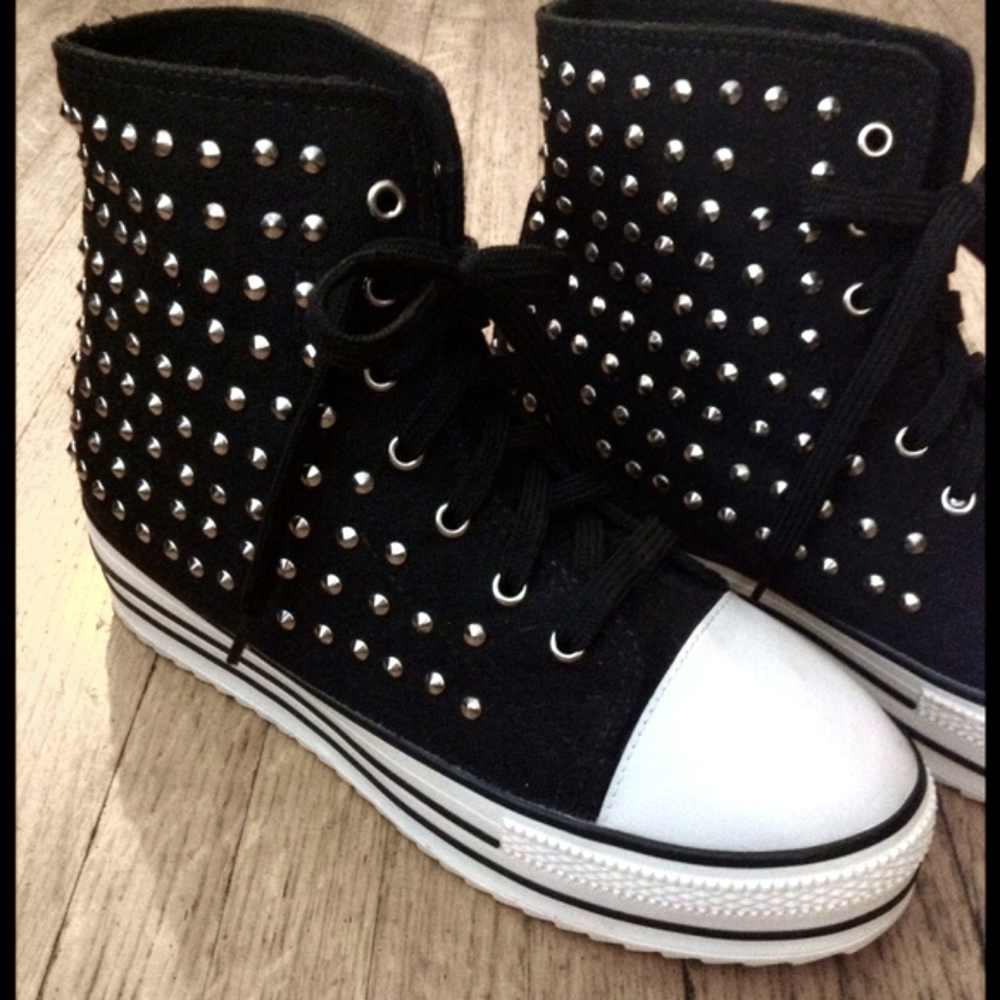 🎉H.P🎉 PLATFORM STUDDED HIGHTOPS - Picture 2 of 5